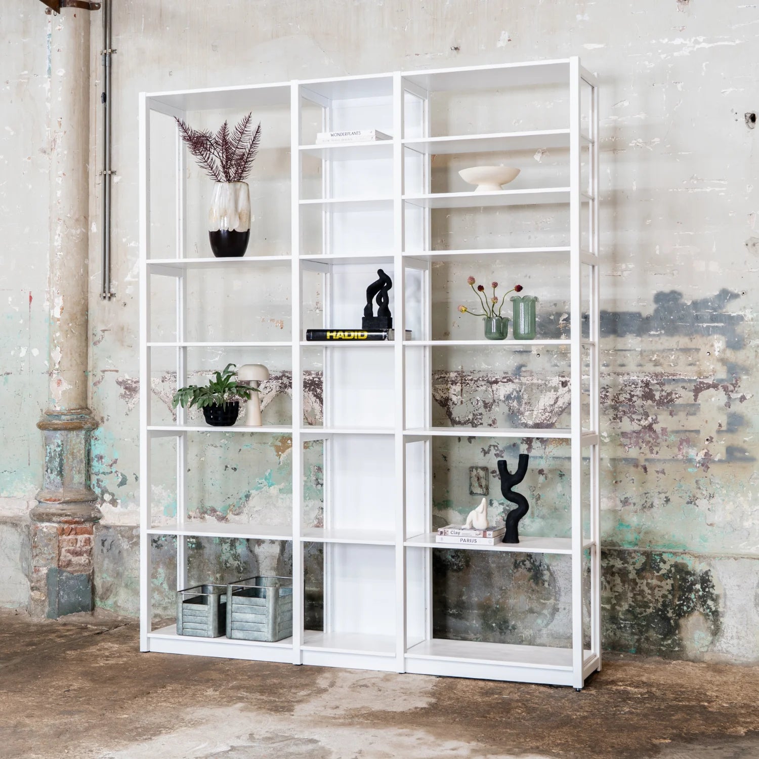 Wandschrank | Lundia Original | Signalweiß Massivholz mit Büchern, Pflanzen und Skulpturen