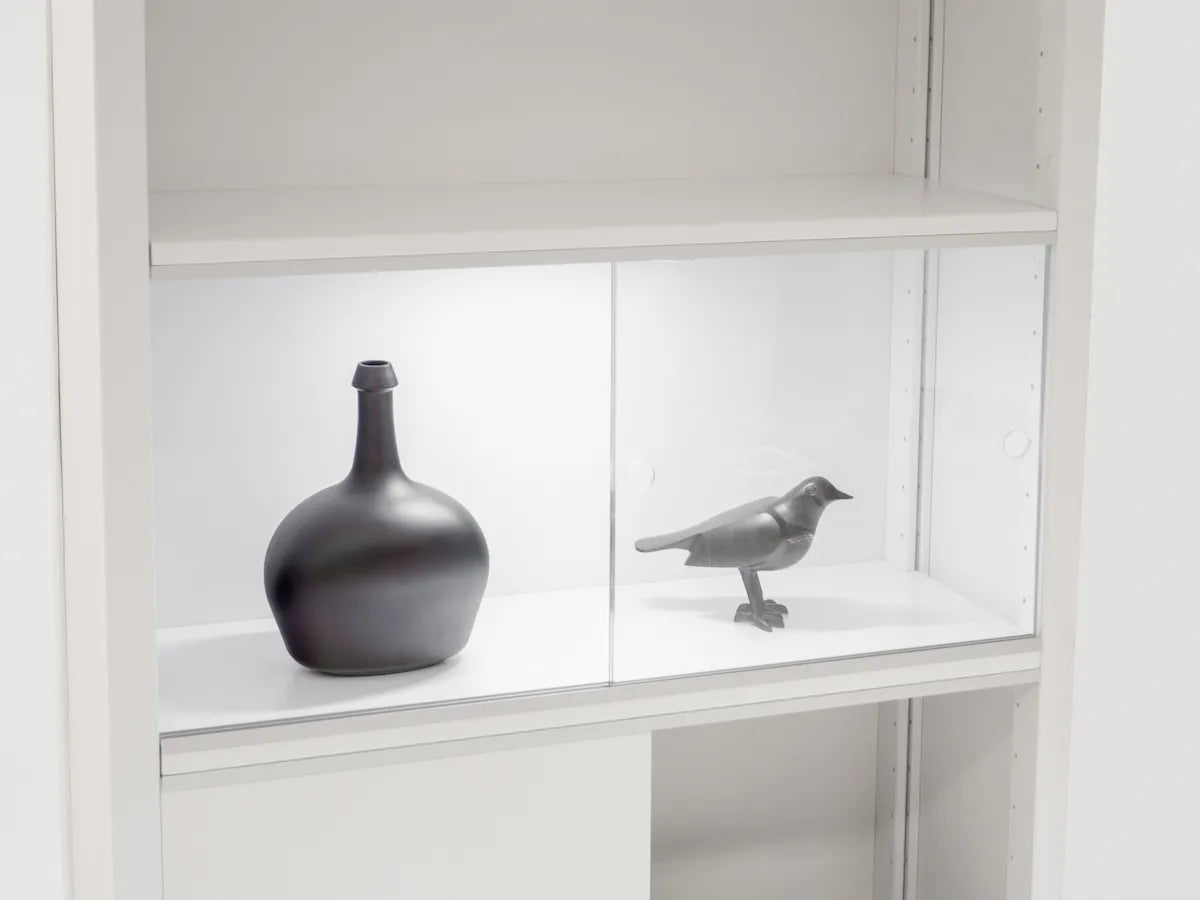 Stilvolle Präsentation in einem Holzvitrinenschrank mit Glastüren
