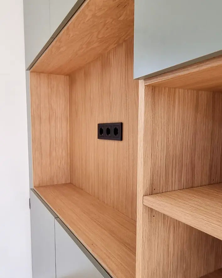 Detail van een wandkast op maat van Lundia met houten binnenzijde