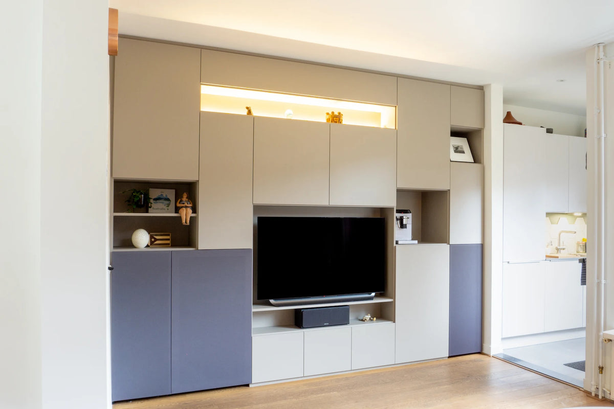 Tv-wandkast op maat van Lundia in beige en blauwgrijs met veel opbergruimte